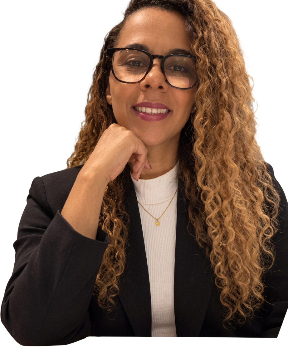 Psicóloga Nair Guimarães, de óculos e blazer preto